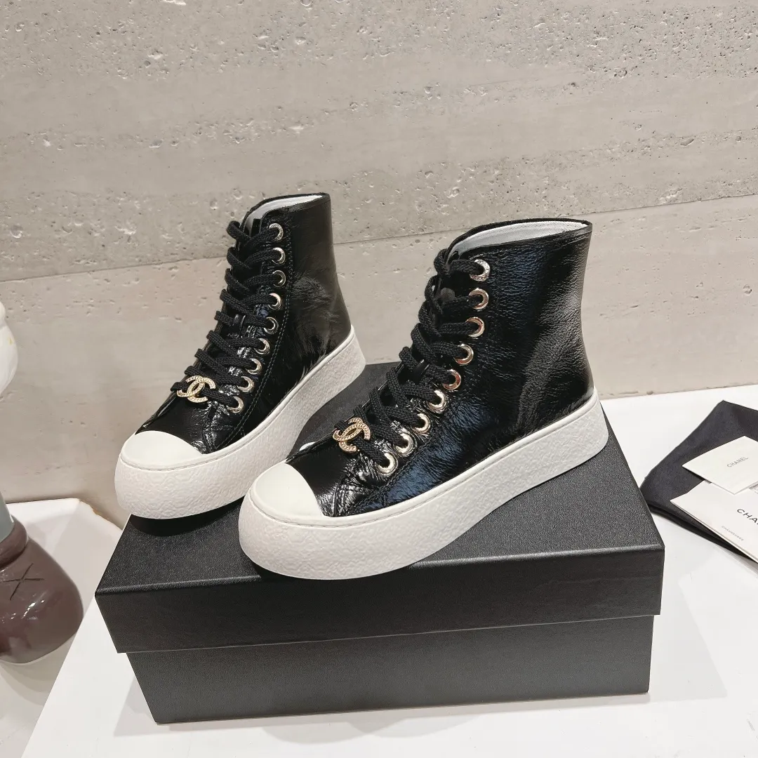 👟👟Ex-factory price 480👟👟 (top version) Chanel Chanel 24 latest model full leather panda color white shoes casual sports shoes skateboard shoes original purchase and development production Xiaoxiang C Home Another super popular item in the counter, loved by Internet celebrity bloggers and sisters, and various praises on social platforms. It is very popular, has a high texture, is breathable and super spring and summer. Seeing this issue always arouses the inner desire of girls for fashion. The latest suede material, classic black and white color, full of fashionable feeling on the feet, easy to care for. Fabric: Original customized imported cowhide material. Lining: Customized soft sheepskin lining. Sole: Original molded TPU non-slip outsole. Bottom thickness: 2.5CM. Size: Women's size 35-40 (custom-made sizes 40 are non-refundable)